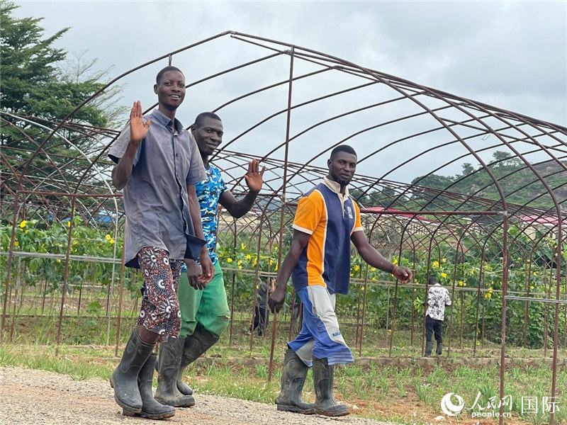Wafanyakazi wenyeji wa Kituo cha Maonyesho cha Ufundi wa Kilimo cha Nigeria walisema "Hujambo" kwa waandishi wa habari wa Tovuti ya Gazetila Umma. (Picha na Zhao Yanhong/Tovuti ya Gazetila Umma)