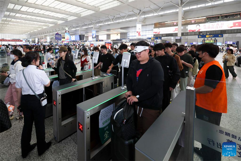 China yashuhudia kilele cha pilika za wasafiri wengi katika siku ya kwanza ya likizo ya Mei Mosi