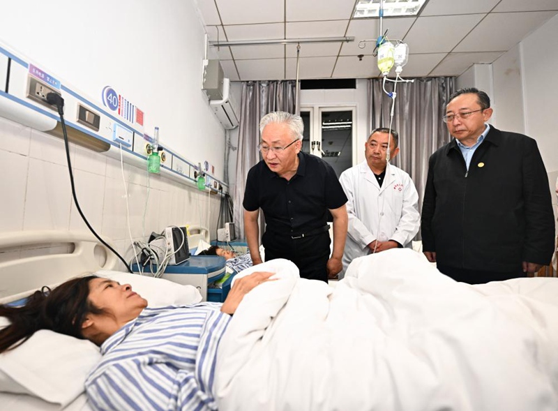 Naibu Waziri Mkuu wa China Zhang Guoqing, ambaye pia ni mjumbe wa Ofisi ya Siasa ya Kamati Kuu ya Chama cha Kikomunisti cha China (CPC), akimtembelea mtu aliyejeruhiwa kwenye ajali ya boti kupinduka hospitalini katika Mji wa Qianxi wa Bijie, Mkoa wa Guizhou, kusini-magharibi mwa China, Mei 5, 2025. (Xinhua/Yan Yan)