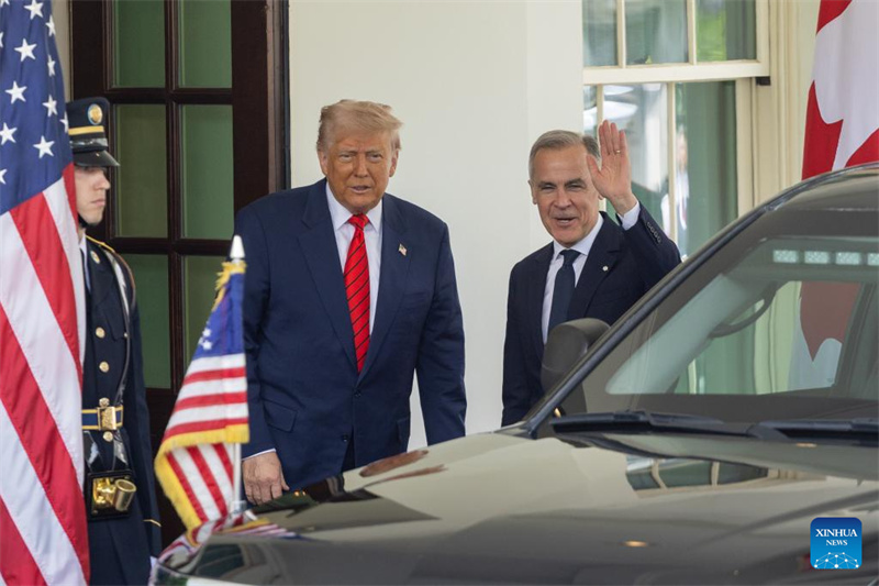 Rais wa Marekani Donald Trump (katikati) akimkaribisha Waziri Mkuu wa Canada Mark Carney (kulia) katika Ikulu ya White House mjini Washington, D.C., Marekani, Mei 6, 2025. U.S. (Xinhua/Hu Yousong)