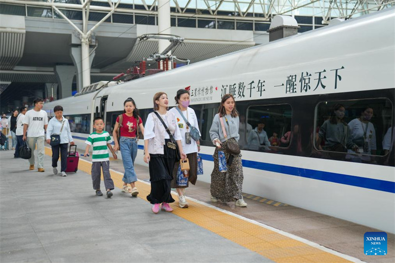 Treni yenye kauli mbiu ya Sanxingdui yaanza kufanya kazi mjini Chengdu