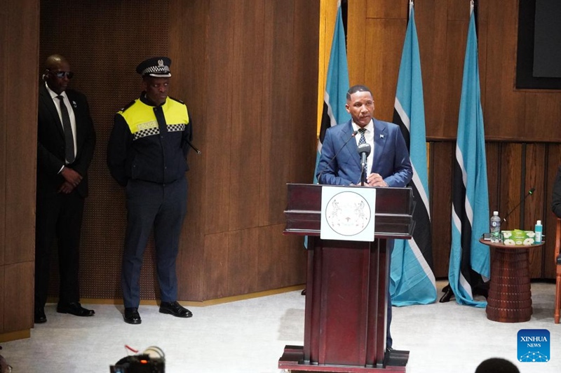 Rais Duma Boko wa Botswana (mbele) akizungumza kwenye mkutano na watendaji wa kampuni zinazomilikiwa na serikali (SOEs) na mashirika ya umma mjini Gaborone, Botswana, Juni 30, 2025. (Xinhua/Guo Chunju)