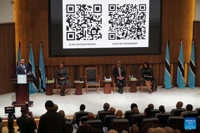 Rais Duma Boko wa Botswana (kwenye mimbari) akizungumza kwenye mkutano na watendaji wa kampuni zinazomilikiwa na serikali (SOEs) na mashirika ya umma mjini Gaborone, Botswana, Juni 30, 2025. (Xinhua/Guo Chunju)