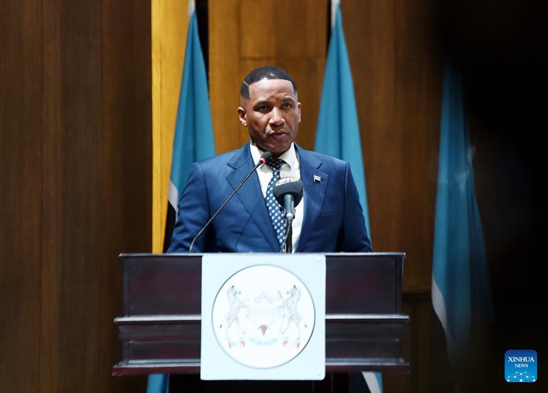 Rais Duma Boko wa Botswana akizungumza kwenye mkutano na watendaji wa kampuni zinazomilikiwa na serikali (SOEs) na mashirika ya umma mjini Gaborone, Botswana, Juni 30, 2025. (Tshekiso Tebalo/Xinhua)