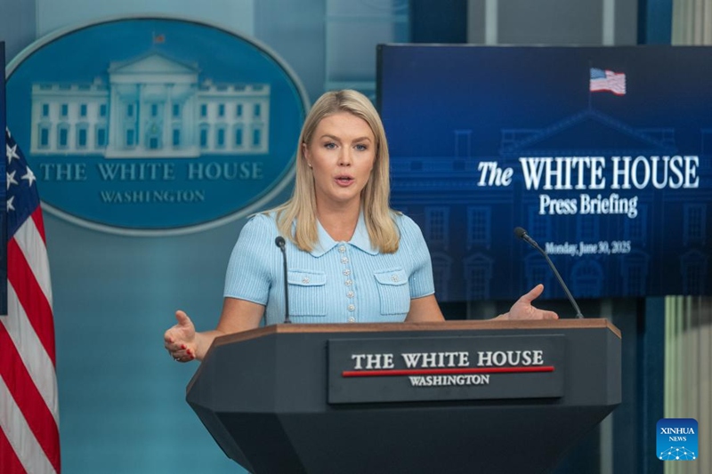 Msemaji wa Ikulu ya White House, Karoline Leavitt akizungumza kwenye mkutano na waandishi wa habari katika Ikulu ya White House mjini Washington, D.C., Marekani, Juni 30, 2025. U.S. (Xinhua/Hu Yousong)