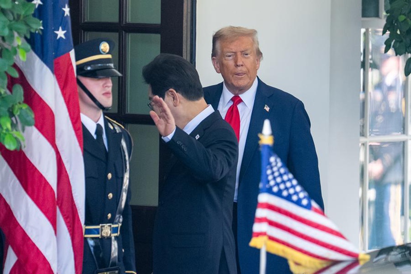 Rais Donald Trump wa Marekani (kulia) akimkaribisha Rais Lee Jae-myung wa Korea Kusini (katikati) kwenye Ikulu ya White House mjini Washington, D.C., Marekani, Agosti 25, 2025. (Xinhua/Hu Yousong)