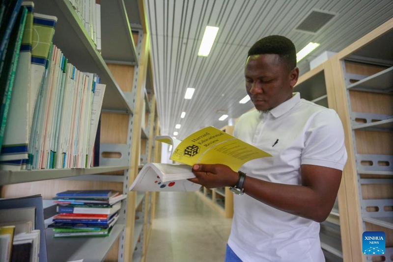 Mwanafunzi akisoma kitabu kwenye maktaba iliyojengwa na Wachina katika Chuo kikuu cha Dar es Salaam, Tanzania, Septemba 9, 2025. (Xinhua/Emmanuel Herman)