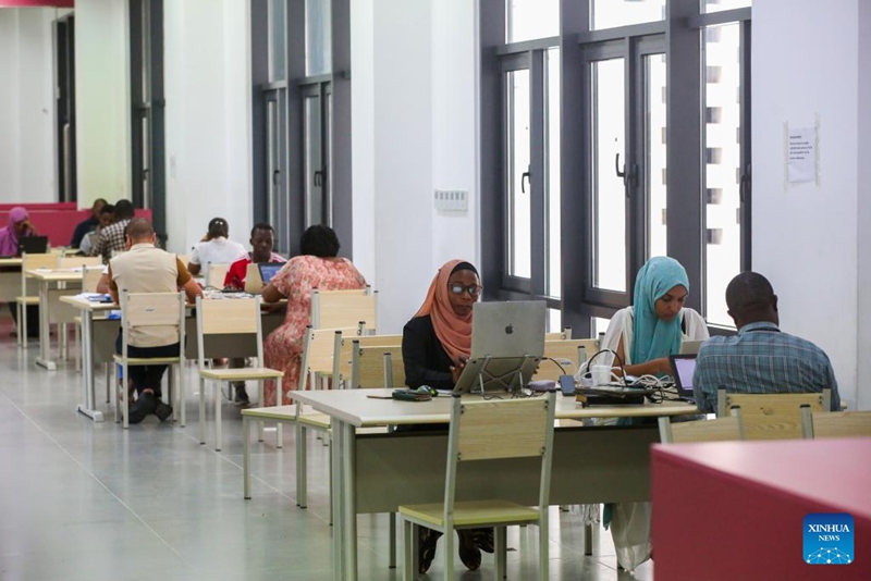 Wanafunzi wakiwa kwenye maktaba iliyojengwa na Wachina katika Chuo kikuu cha Dar es Salaam, Tanzania, Septemba 9, 2025.