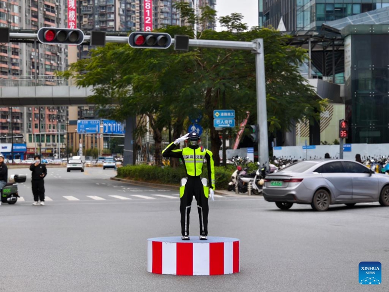 Picha iliyopigwa kwa simu ikionesha askari polisi roboti wa usalama barabarani akiwa kwenye makutano ya barabara katika Eneo la Longgang, Shenzhen, Mkoa wa Guangdong, Kusini mwa China, Machi 6, 2026. (Polisi ya Usafiri ya Shenzhen/Xinhua)