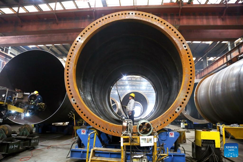 Wafanyakazi wakifanya kazi kwenye mstari wa uzalishaji wa kampuni ya zana na vifaa vya kuzalisha umeme kwa upepo katika eneo la maendeleo ya kiuchumi na kiteknolojia, Lianyungang, Mkoa wa Jiangsu, mashariki mwa China, Machi 16, 2026. (Picha na Wang Chun/Xinhua)