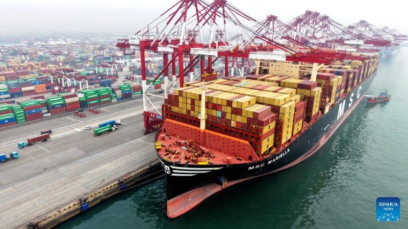 Picha iliyopigwa Machi 16, 2026 ikionyesha meli ya mafuta ikitia nanga kwenye Bandari ya Qingdao, Mkoa wa Shandong, mashariki mwa China. (Picha na Yu Fangping/Xinhua)