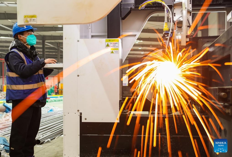 Mfanyakazi akiendesha mashine kwenye karakana katika eneo la maendeleo ya kiuchumi, Jurong, Mkoa wa Jiangsu, mashariki mwa China, Machi 16, 2026. (Picha na Zhong Xueman/Xinhua)