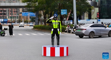 ChinaVumbuzi | Askari polisi roboti wa usalama barabarani aanza kufanya kazi katika Mji wa Shenzhen, kusini mwa China