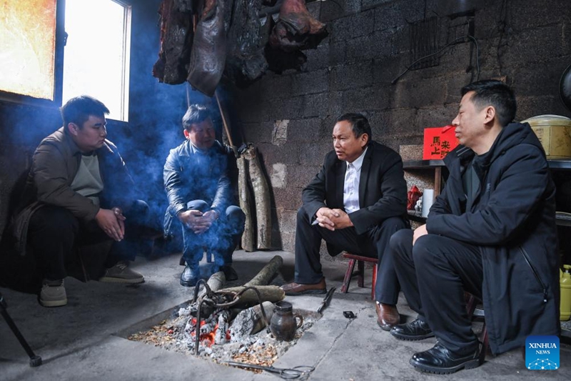 Fundi wa kilimo Mchina Yang Xiugang (wa pili kulia) akijifunza kuhusu uzalishaji wa mbegu za mpunga na mafundi wa kilimo wenyeji nyumbani kwa mwanakijiji katika Kijiji cha Zhuxi cha Wilaya ya Cengong, Mkoa wa Guizhou, kusini magharibi mwa China, Machi 10, 2026. (Xinhua/Yang Wenbin)