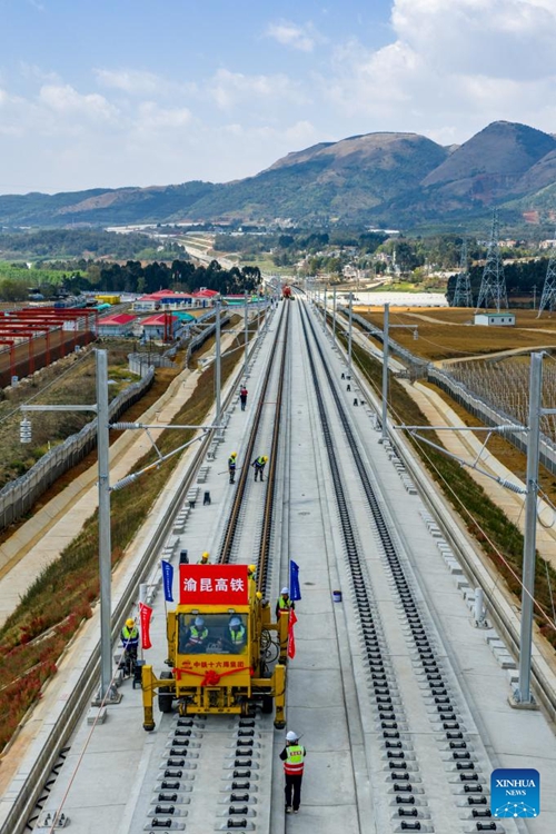 Kazi ya kutandaza reli kwenye sehemu ya Yunnan ya reli ya mwendo-kasi ya Chongqing-Kunming, China yaanza