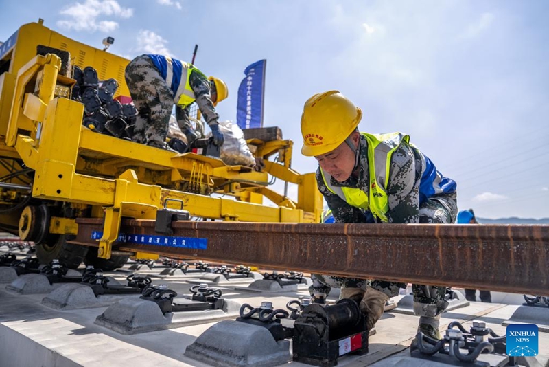 Kazi ya kutandaza reli kwenye sehemu ya Yunnan ya reli ya mwendo-kasi ya Chongqing-Kunming, China yaanza