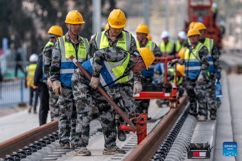 Kazi ya kutandaza reli kwenye sehemu ya Yunnan ya reli ya mwendo-kasi ya Chongqing-Kunming, China yaanza