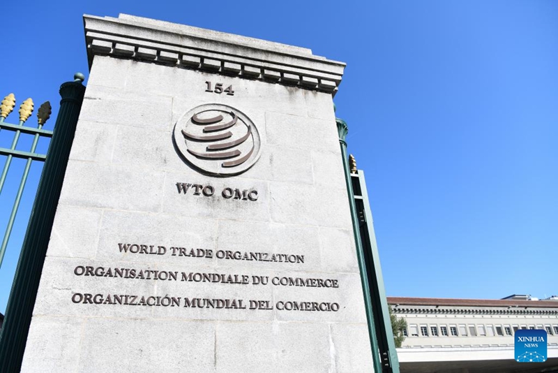 Nembo ya Shirika la Biashara Duniani (WTO) ikionekana kwenye makao makuu ya WTO mjini Geneva, Uswisi, Machi 19, 2026. (Xinhua/Lian Yi)