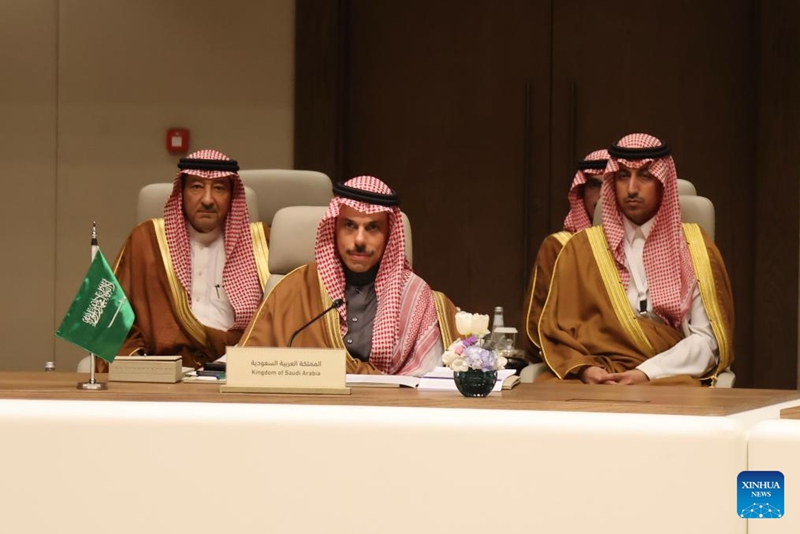 Waziri wa Mambo ya Nje wa Saudi Arabia Faisal bin Farhan Al Saud (katikati) akishiriki kwenye mkutano wa mashauriano wa mawaziri kuhusu maendeleo ya kikanda, Riyadh, Saudi Arabia, mapema Machi 19, 2026. (Xinhua/Wang Haizhou)