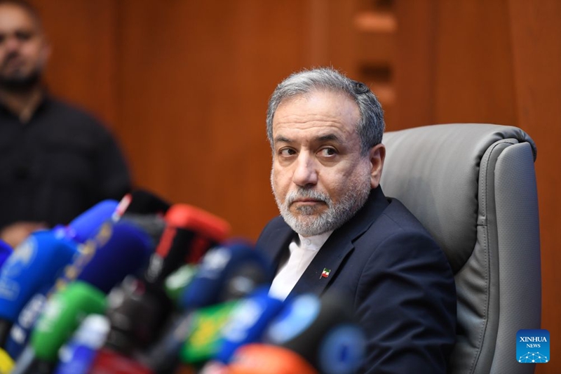 Waziri wa Mambo ya Nje wa Iran Seyed Abbas Araghchi akihudhuria hafla ambapo Wizara za Iran za Mambo ya Nje na ile ya Afya zinatia saini nyaraka ya makubaliano (MoU) juu ya ushirikiano katika kujenga upya miundombinu iliyobomolewa wakati wa vita mjini Tehran, Iran, Agosti 11, 2026. (Xinhua/Shadati)