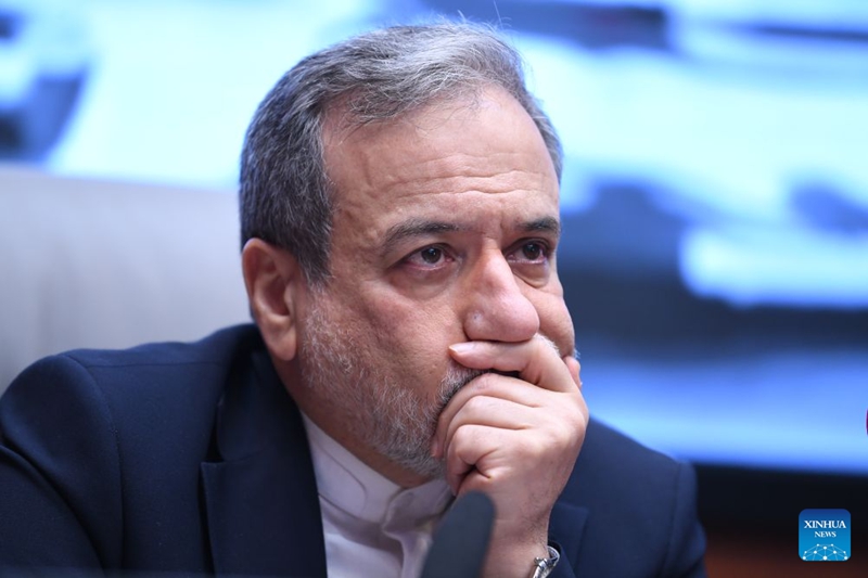 Waziri wa Mambo ya Nje wa Iran Seyed Abbas Araghchi akihudhuria hafla ambapo Wizara za Iran za Mambo ya Nje na ile ya Afya zinatia saini nyaraka ya makubaliano (MoU) juu ya ushirikiano katika kujenga upya miundombinu iliyobomolewa wakati wa vita mjini Tehran, Iran, Agosti 11, 2026. (Xinhua/Shadati)