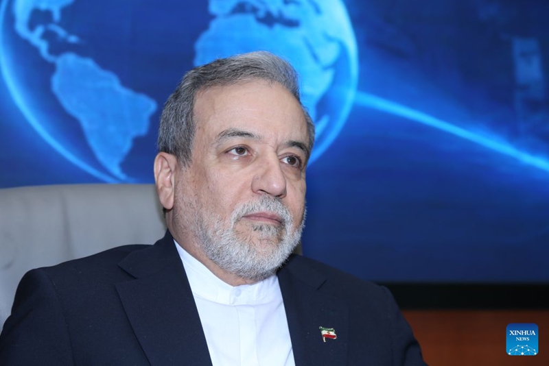 Waziri wa Mambo ya Nje wa Iran Seyed Abbas Araghchi akihudhuria hafla ambapo Wizara za Iran za Mambo ya Nje na ile ya Afya zinatia saini nyaraka ya makubaliano (MoU) juu ya ushirikiano katika kujenga upya miundombinu iliyobomolewa wakati wa vita mjini Tehran, Iran, Agosti 11, 2026. (Xinhua/Shadati)