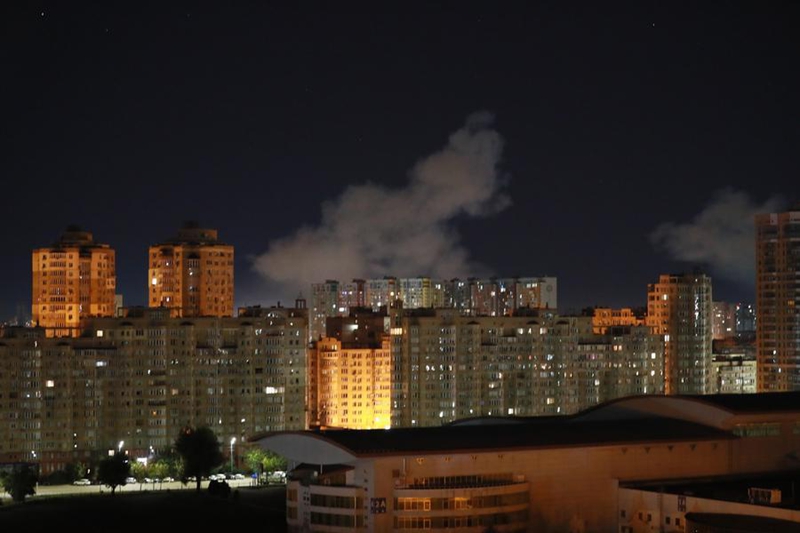 Picha hii iliyopigwa Septemba 17, 2026 ikionesha moshi ukifuka baada ya shambulizi la droni na kombora mjini Kiev, Ukraine. (Xinhua/Li Dongxu)