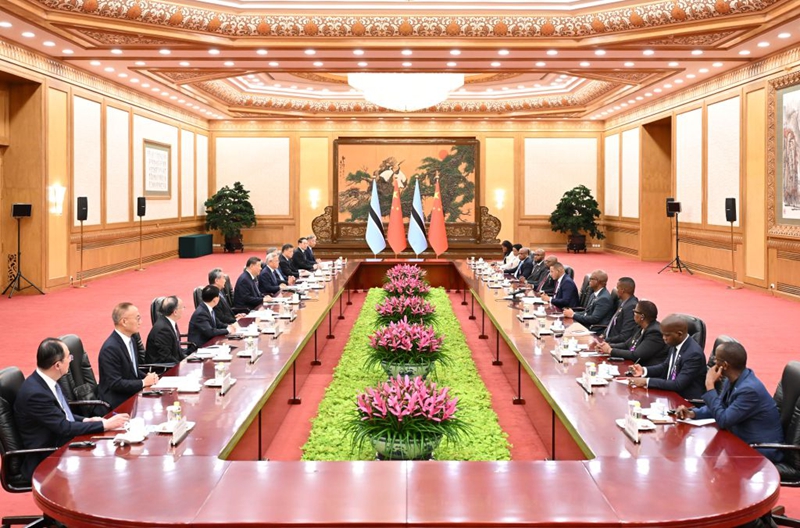 Rais wa China Xi Jinping akifanya mazungumzo na Rais wa Botswana Duma Gideon Boko, ambaye yuko katika ziara ya kitaifa nchini China, kwenye Jumba la Mikutano ya Umma la Beijing, tarehe 13 Oktoba 2026. (Xinhua/Li Xiang)