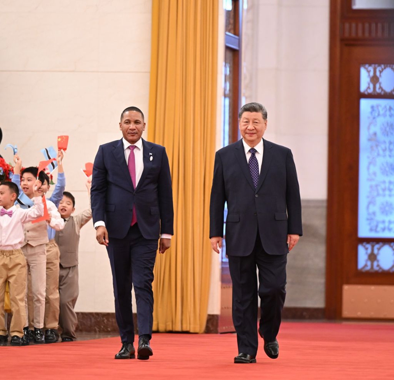 Rais wa China Xi Jinping akifanya hafla ya kumkaribisha Rais wa Botswana Duma Gideon Boko kwenye Ukumbi wa Kaskazini wa Jumba la Mikutano ya Umma la Beijing, tarehe 13 Oktoba 2026. (Xinhua/Li Xiang)